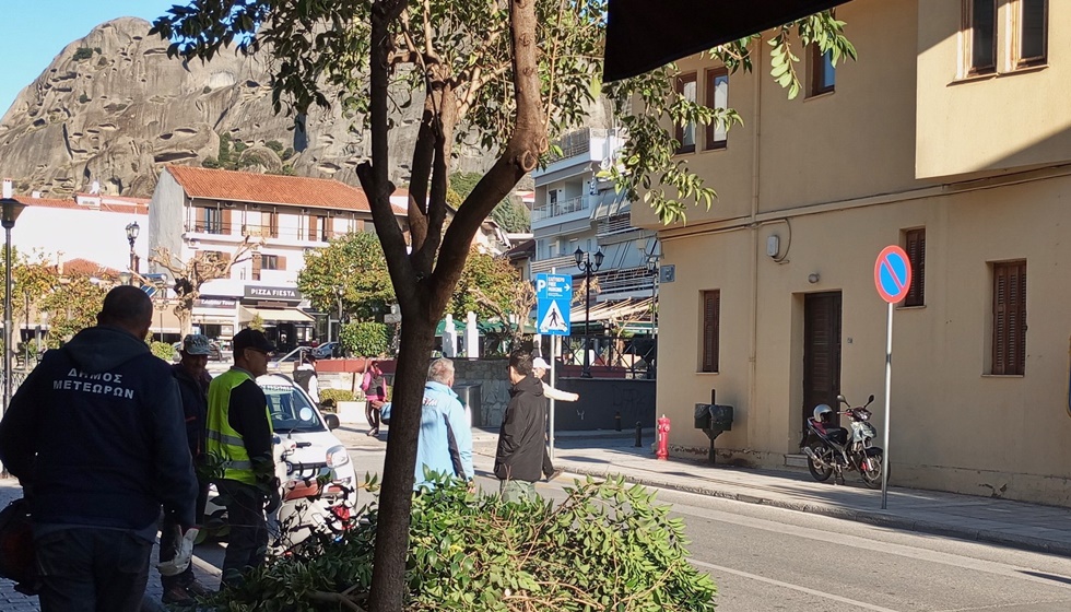 Περιποίηση των δέντρων και ξεκίνημα για τον διάκοσμο της πόλης για τα Χριστούγεννα - Τέλη Νοέμβρη θα ναι σχεδόν όλα έτοιμα...