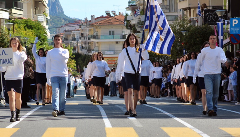 Μεγαλοπρεπής η μαθητική παρέλαση στην Καλαμπάκα -  Μοναδικές εικόνες από το Meteora24.gr