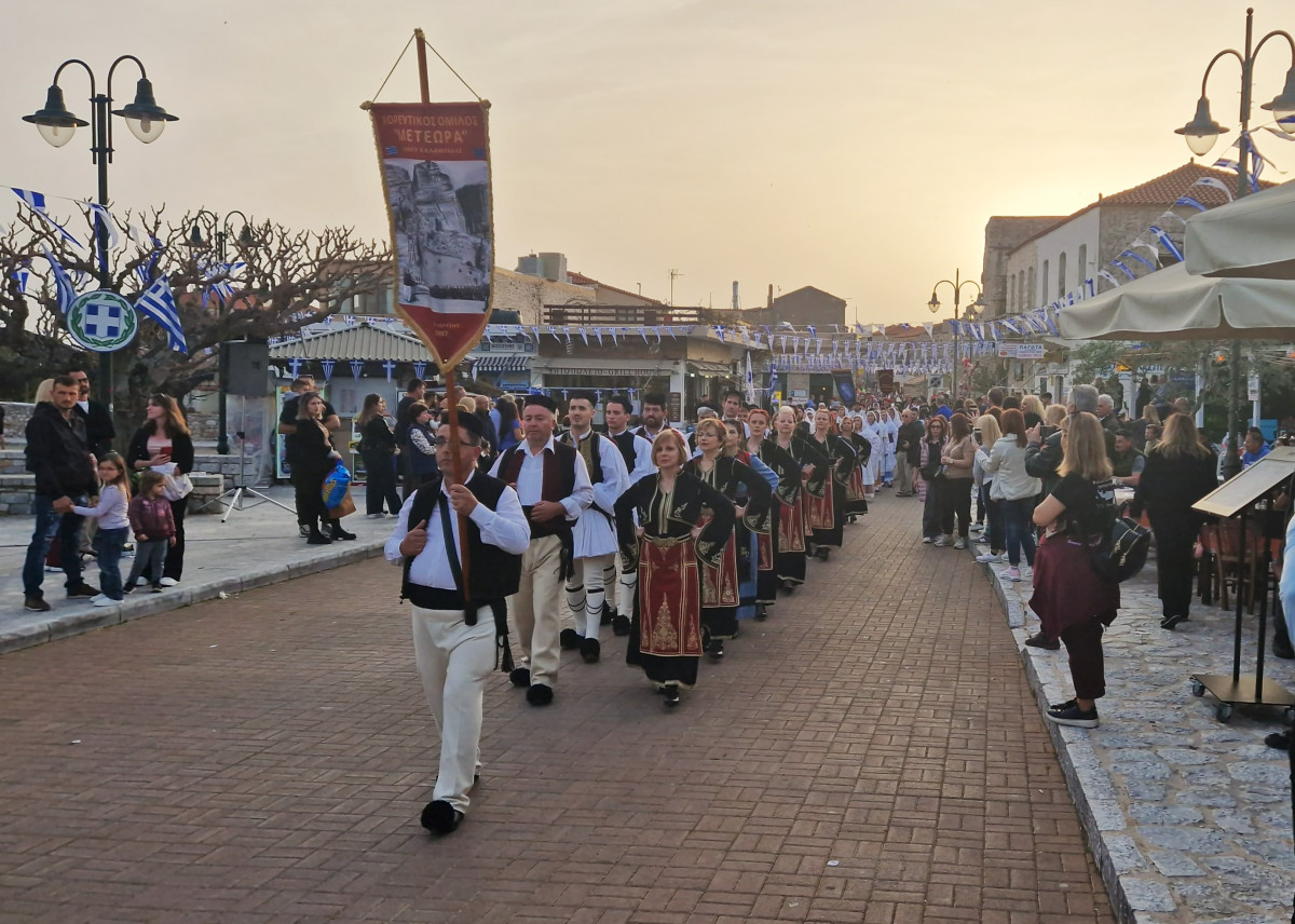 Στην Κρήτη και στην Ασή Γωνιά, η Δημοτική Χορευτική Ομάδα της Καλαμπάκας...