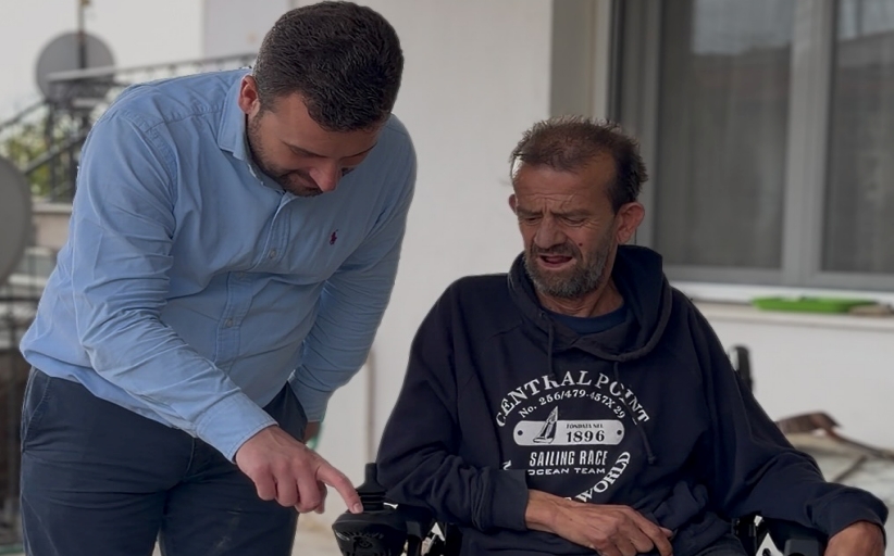 Ένα ηλεκτρικό αμαξίδιο για τον Σωτήρη...