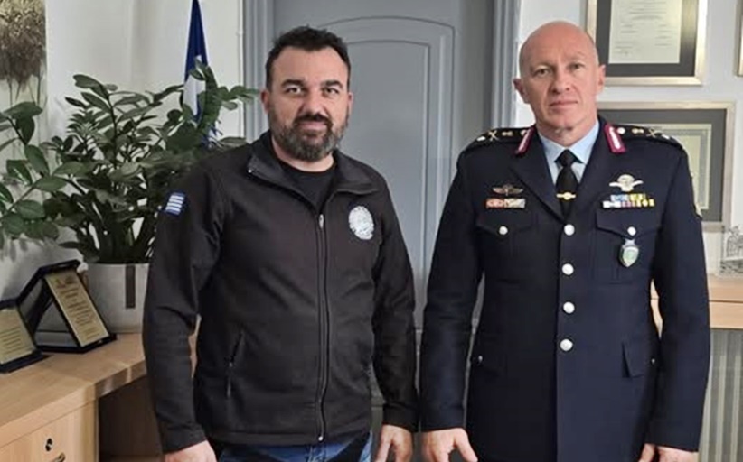 Ο Πρόεδρος της ΕΛΜΟΤΟ, Ηλίας Γρηγοράκης, στον Διευθυντή της Αστυνομικής Διεύθυνσης Τρικάλων, Ταξίαρχο, Δημήτριο Μήτραινα...