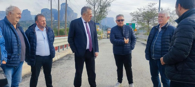 Υπόμνημα του Δήμου Μετεώρων στον Υφυπουργό, Νίκο Ταχιάο, στη γέφυρα της Διάβας