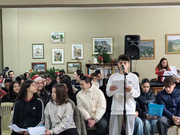 Χριστουγεννιάτικη επίσκεψη μαθητών Γυμνασίου στο ΚΑΠΗ Καλαμπάκας... (Εικόνες)