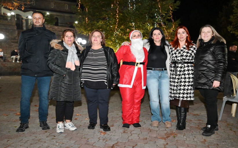 Φωταγώγηση Χριστουγεννιάτικου Δέντρου στην Οξύνεια Καλαμπάκας