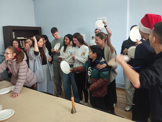 Μια Αγκαλιά Γεμάτη Φως: Επίσκεψη του ΓΕΛ Καλαμπάκας στο 3ο Ειδικό Δημοτικό Σχολείο