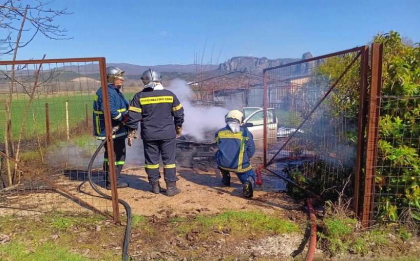 Αυτοκίνητο τυλίχθηκε στις φλόγες και καταστράφηκε ολοσχερώς...