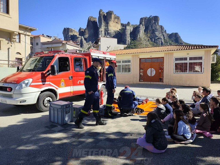 Επίσκεψη της Πυροσβεστικής Υπηρεσίας Καλαμπάκας στο 3ο Δημοτικό Σχολείο...