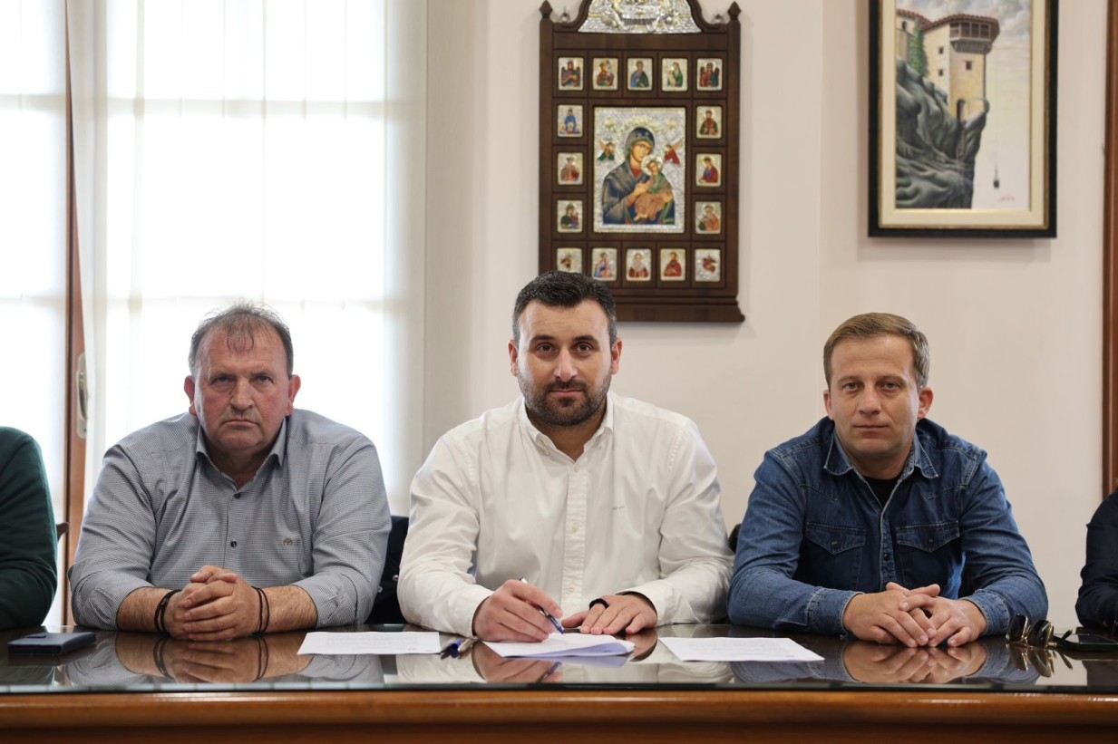 Ιστορική στιγμή για τη Χρυσομηλιά... με την υπογραφή της σύμβασης για το νέο γήπεδο...