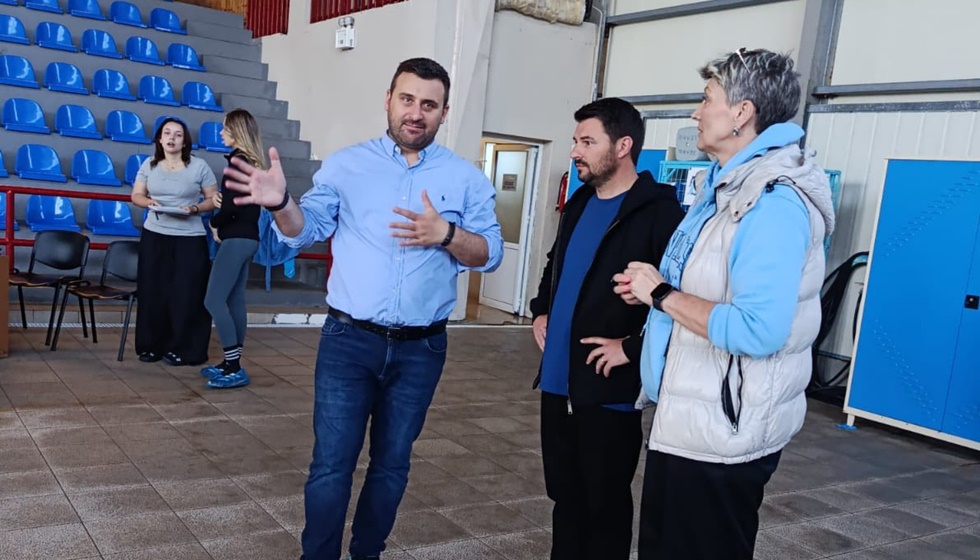Δίπλα στους μαθητές των δημοτικών σχολείων του Δήμου Μετεώρων που συμμετέχουν στο πρόγραμμα κολύμβησης ο Δήμαρχος Λ. Αβραμόπουλος...