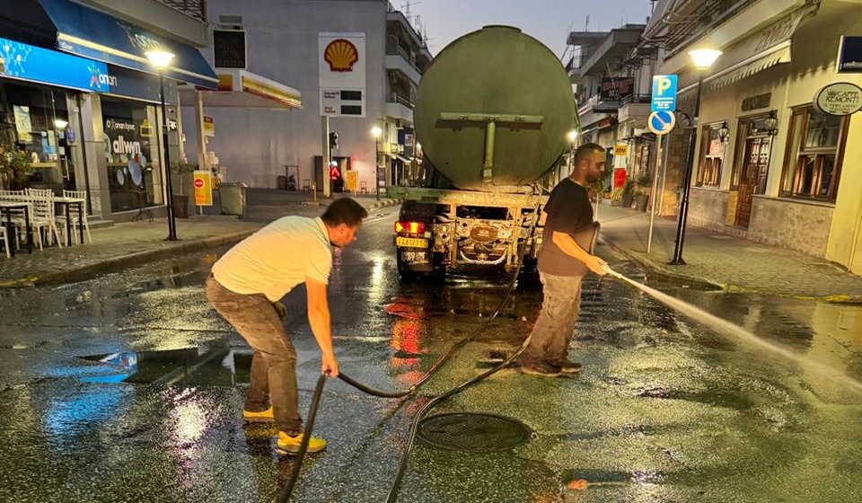 Ολοκληρώθηκε το πλύσιμο του δρόμου στην οδό Τρικάλων
