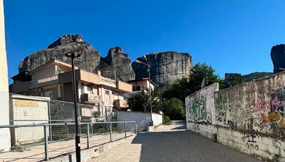 Σε εξέλιξη η τοποθέτηση νέου φωτισμού στον πρόσφατα κατασκευασμένο  πεζόδρομο της Καλαμπάκας