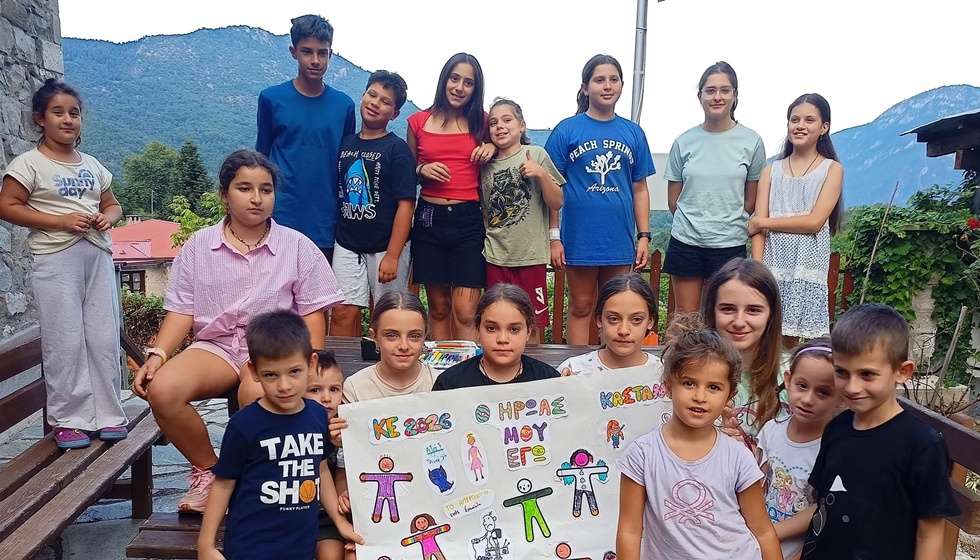 Βιβλία, μαρκαδόροι, κόλλες και ψαλίδια στα χέρια των παιδιών...