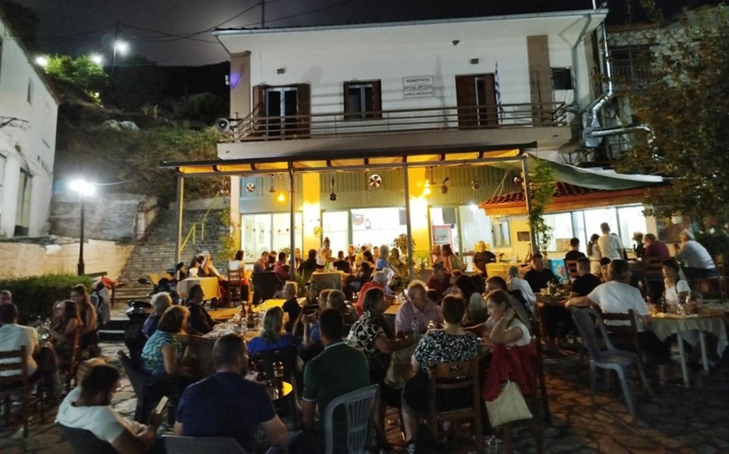 Ρεμπέτικη βραδιά με τον Θωμά Πούλιο στο Παραδοσιακό Καφενείο στην Κρύα Βρύση του Δήμου Μετεώρων...