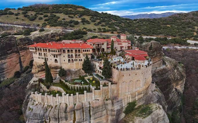 Η Ιερά Μονή Βαρλαάμ προχώρησε στη δωρεά αθλητικού υλικού προς τον Α.Σ. Μετέωρα...