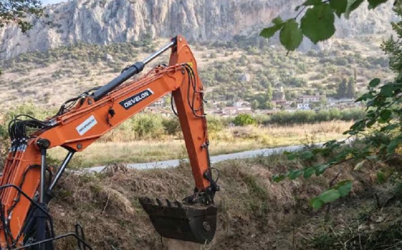 Σε εξέλιξη ο καθαρισμός του ρέματος «Μπότοκας» στη Θεόπετρα