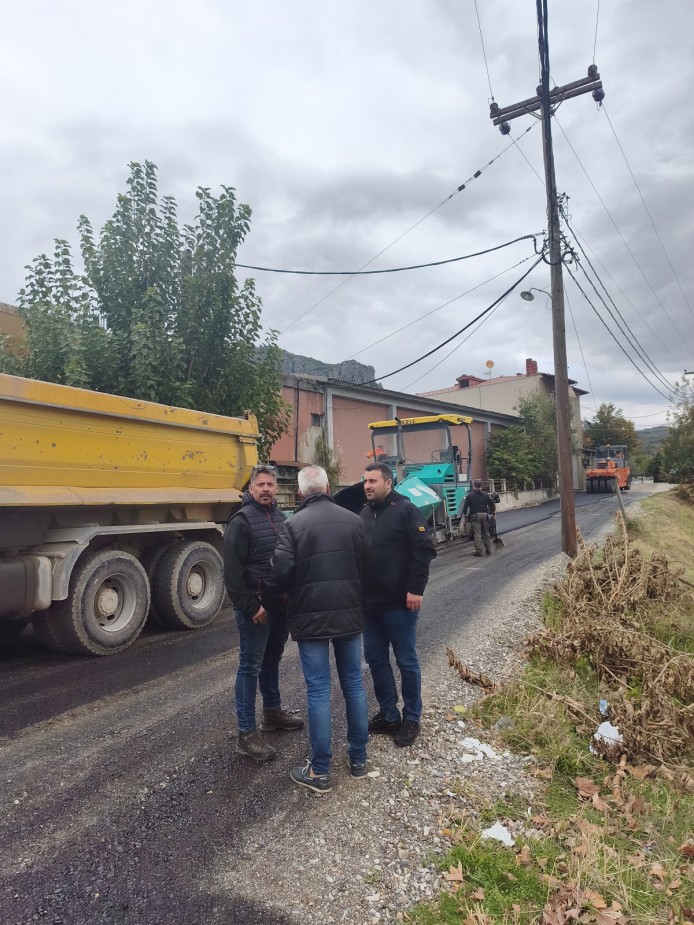 Συνεχίζονται οι ασφαλτοστρώσεις στην ανατολική είσοδο της Καλαμπάκας 