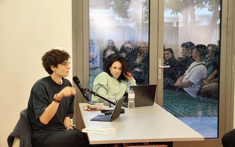 Βιβλιοθήκη Καλαμπάκας: Η Δρ. Δανάη Δεληγεώργη παρουσίασε το νέο βιβλίο της «Πάνω, Κάτω, Μπροστά, Πίσω»